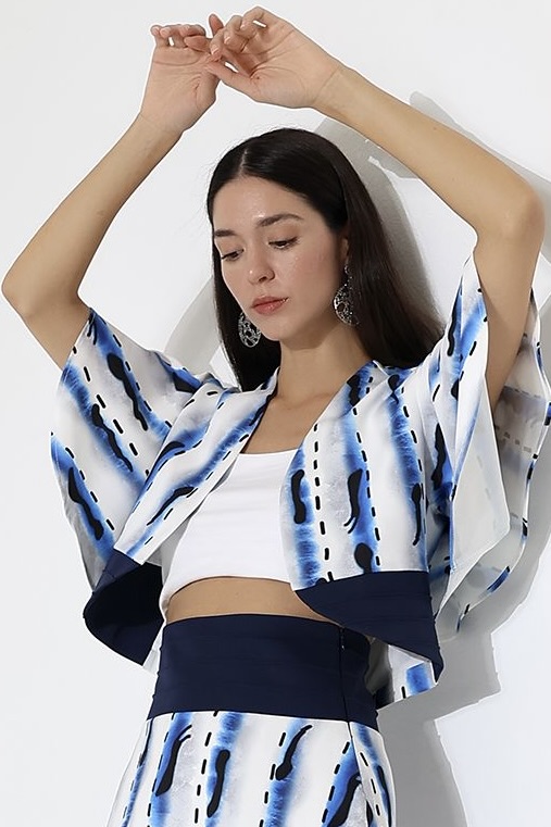 Gros plan sur une robe et un boléro inspirés du style « rivière »