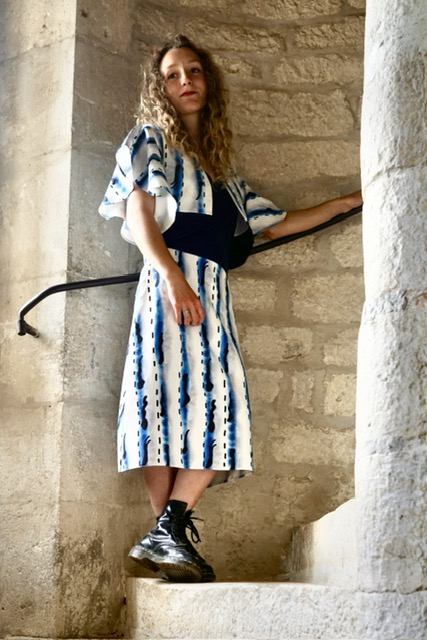 Vue complète d'une robe deux pièces bleue et blanche avec un boléro